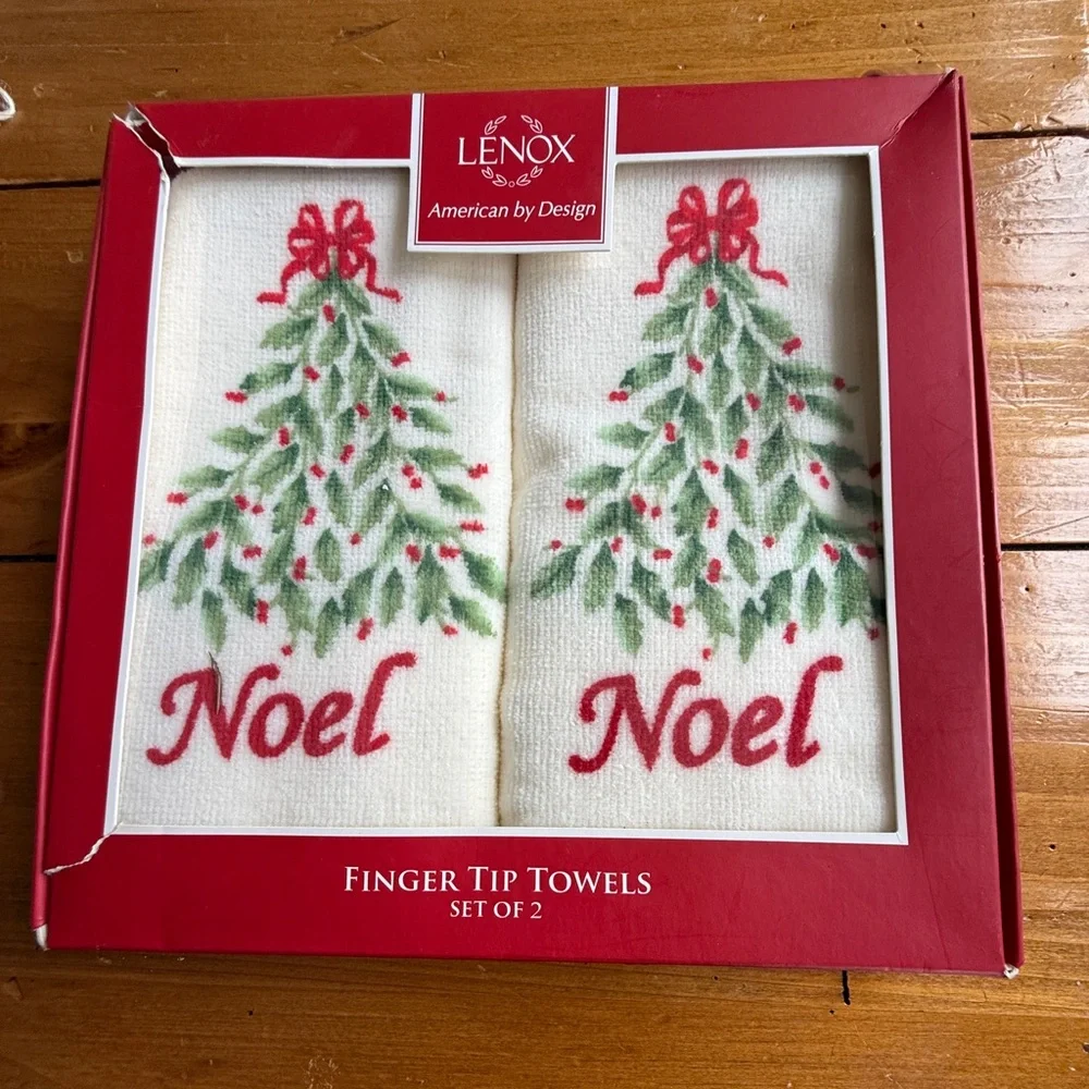 The Lenox American By Design Finger Tip Holiday Holly Towel Set of 2